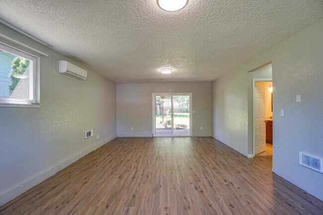 Building Photo - THREE BEDROOM NEAR LENA PARK