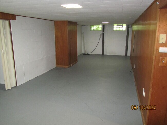 Building Photo - 5289 Eisenhower Rd