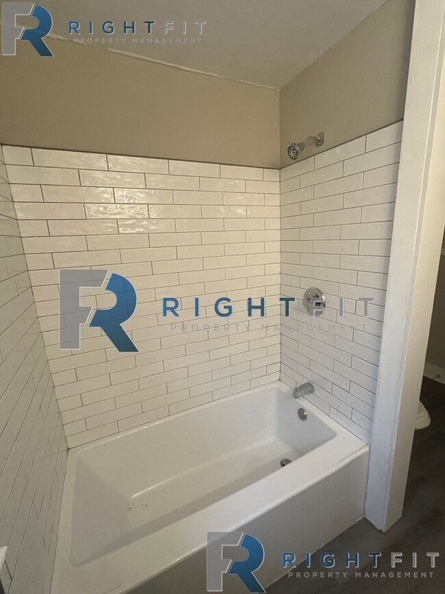 Building Photo - Newly Renovated Home in Dayton!