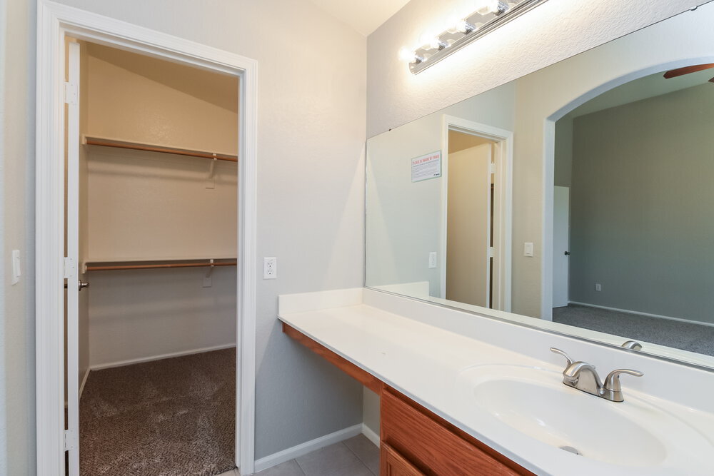 Building Photo - 1069 E Nardini St