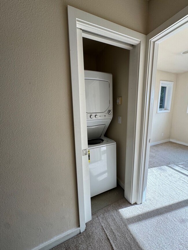 Building Photo - 3bd/2.5ba Seattle Townhouse
