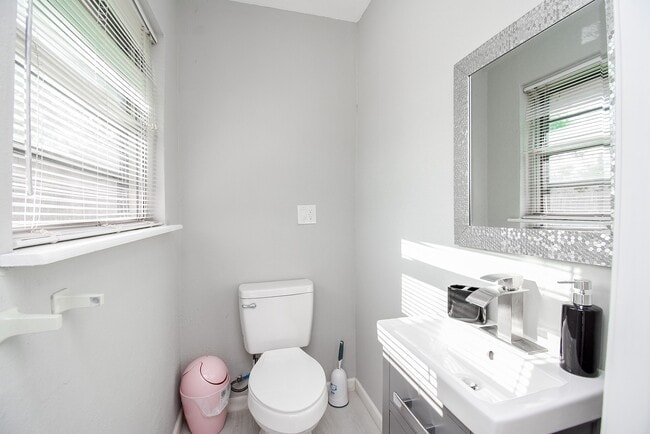 Building Photo - 6817 Hendon Ln