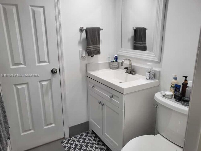 Building Photo - 960 N Franklin Ave