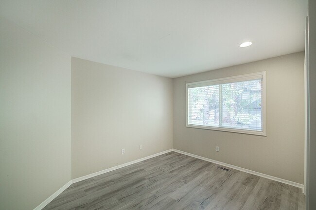 Building Photo - 4Bd/2.5Ba Sammamish Home