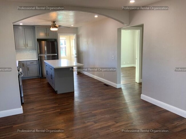 Building Photo - Country property minutes from downtown Pet...