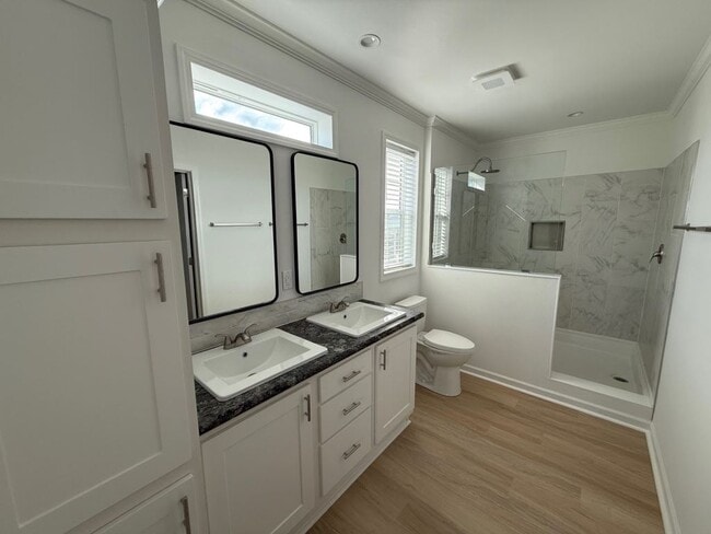 Building Photo - 3808 Sunset Dr