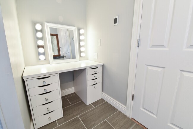 Building Photo - 701 Earls Ct