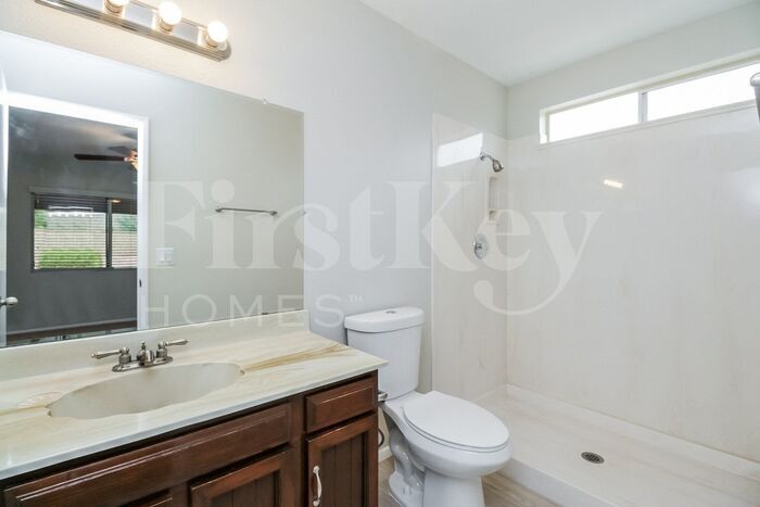 Building Photo - 547 N Santa Barbara