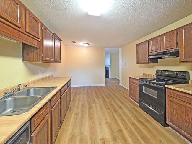 Building Photo - Charming 2-Bedroom Duplex in the Heart of ...