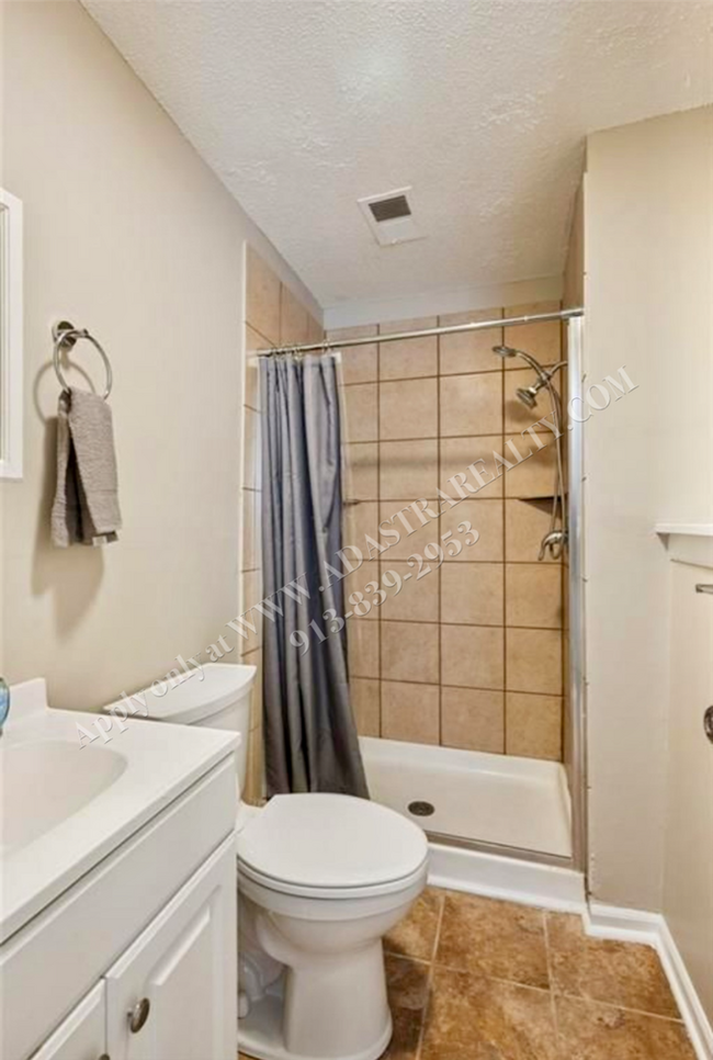 Building Photo - Adorable 3 Bed 2 Bath Duplex in Olathe-Available NOW!!