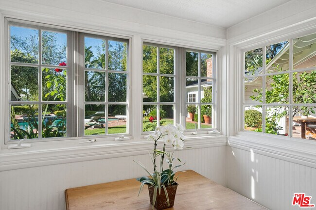 Building Photo - 8050 Mulholland Dr