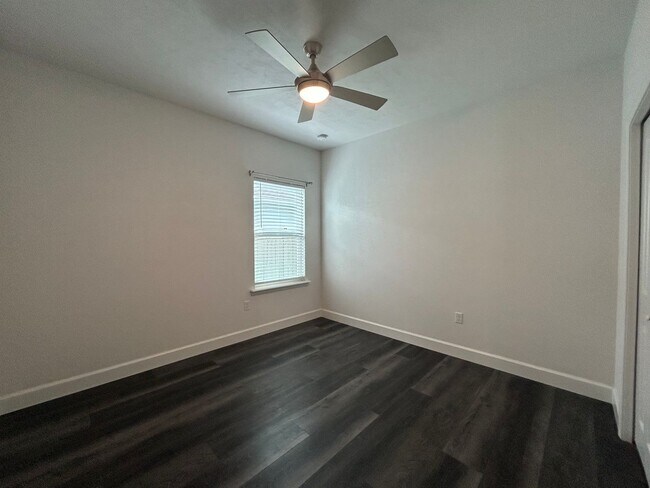 Building Photo - Immaculate 3/2 with Yard, Garage, and Pet ...