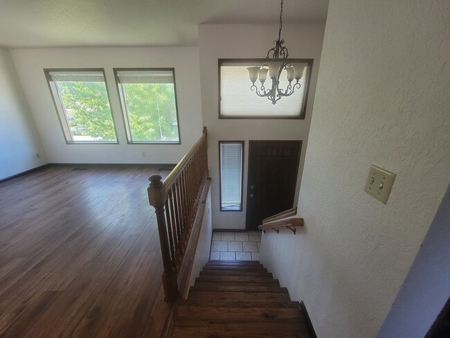 Building Photo - Stylish Split-Level in Central Kennewick w...