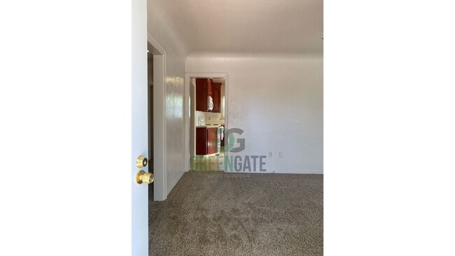 Building Photo - Charming 2 Bedroom Home Available Near Dow...