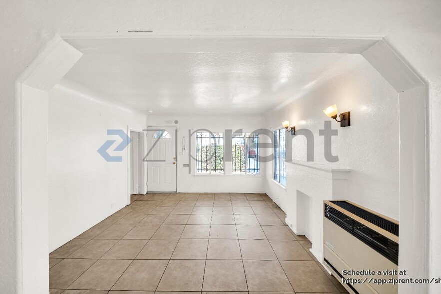 Building Photo - 910 E 90th St