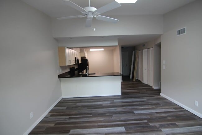 Building Photo - Cozy 2 Bedroom 2 Bath Condo in Iowa City!