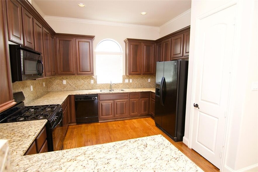 Building Photo - 6353 Richmond Ave