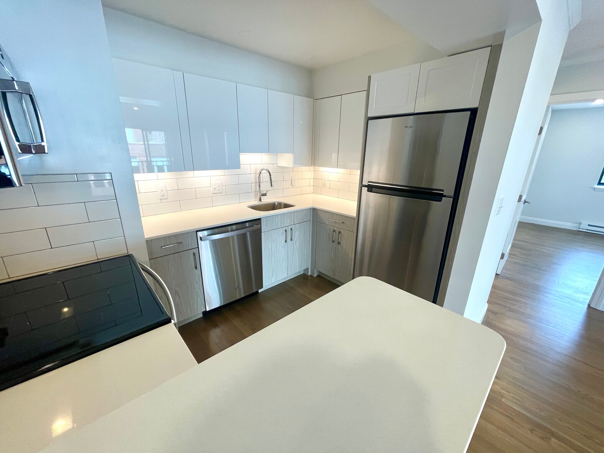 Kitchen - 320 Hammond Pond Pkwy