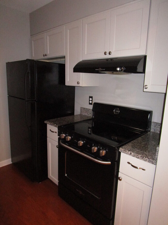 Building Photo - Terrace Level 1BR/1BA Updated Condo in Dor...