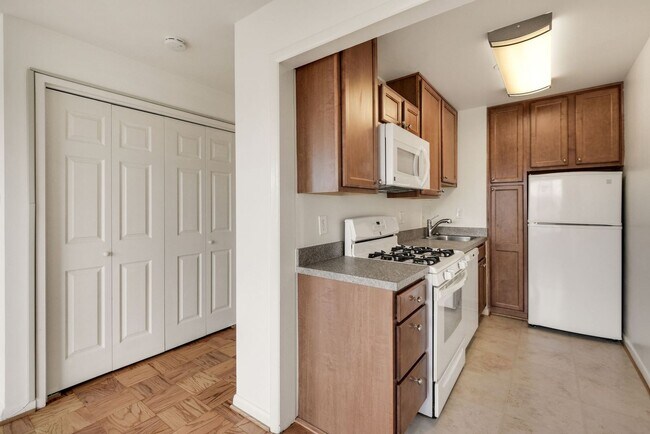 Building Photo - North Bethesda Studio - Walk to Metro - Utilities Included