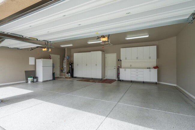 Building Photo - Bright & Beautiful 2 Bedroom Home in Sun R...