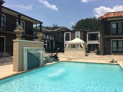 Building Photo - 5930 Sandhurst Ln