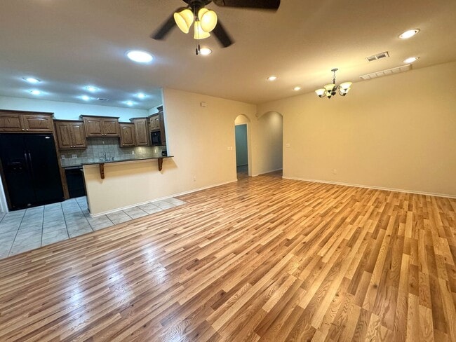 Building Photo - Stunning 2 bedroom 2 bathroom townhome in ...