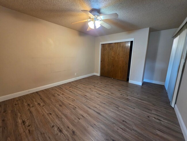 Building Photo - 2 bedroom 1 bathroom condo near Country Club!