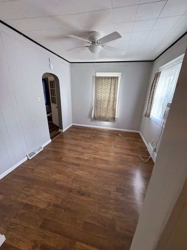 Building Photo - 2 Bedroom single family home