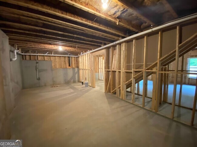 Building Photo - 5595 Mirror Lake Dr