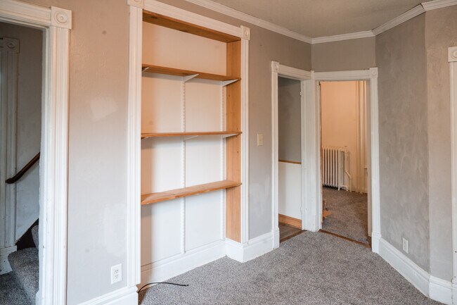 Building Photo - 556 Rose Ave E