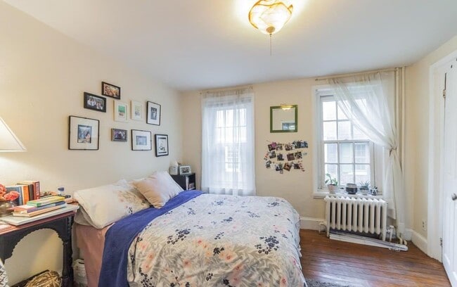 Building Photo - Gorgeous 3-Bedroom Townhouse in Washington Square West! Available mid-July!