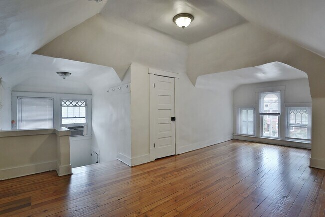 Building Photo - 1611 Summit St