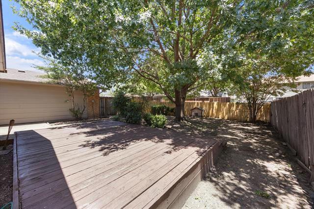 Building Photo - 2413 Village Green Dr