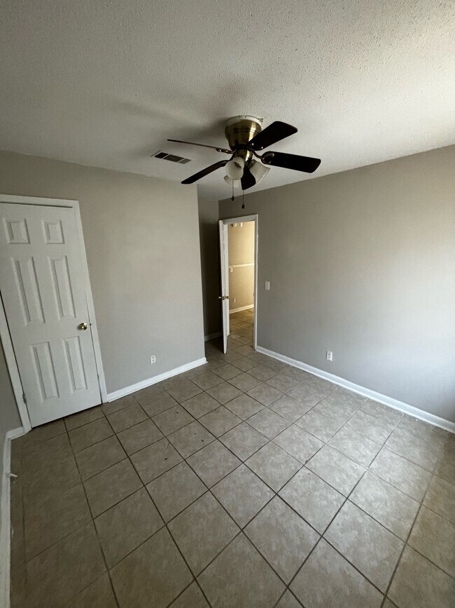 Building Photo - 709 Fleming Rd