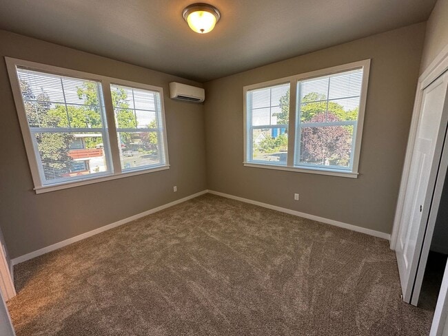 Building Photo - NEW 4 Bedroom / 4.5 Bath Townhome. A/C in every bedroom