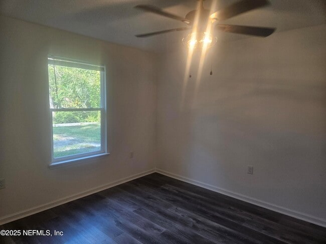 Building Photo - 840 W 10th St