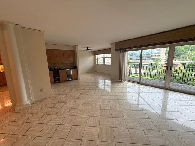 Building Photo - 2 Bedroom/ 3 Bath condo on West End, 1 assigned covered parking spot, Small Storage Space include...