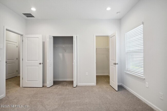 Building Photo - 95 Pinebury Ln