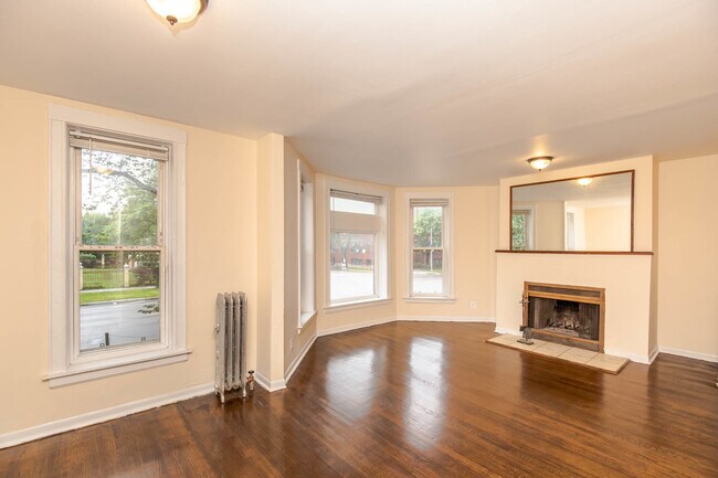 Building Photo - 1532 W Wilson Ave