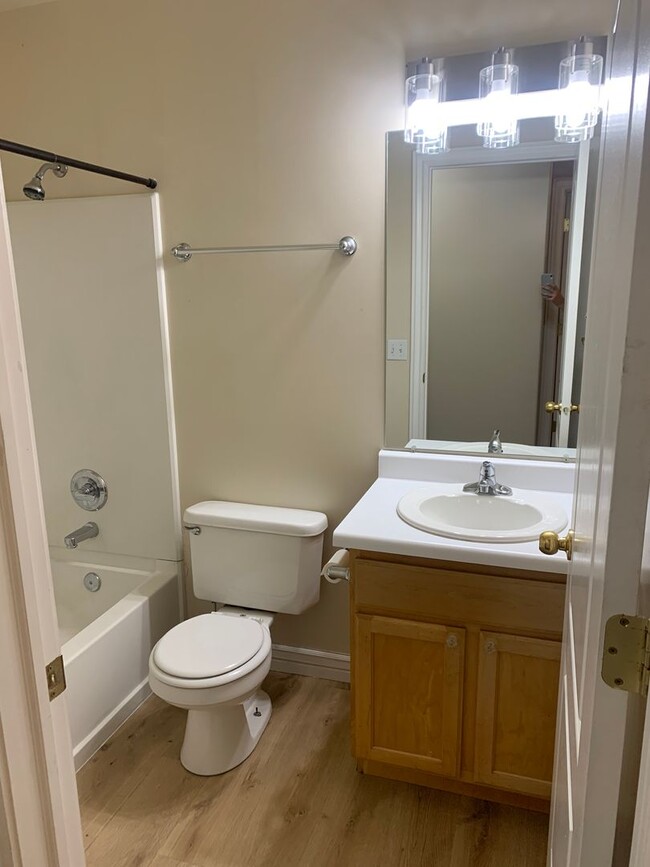 Building Photo - Draper Town Home w/3 bed, 2 1/2 bath and g...