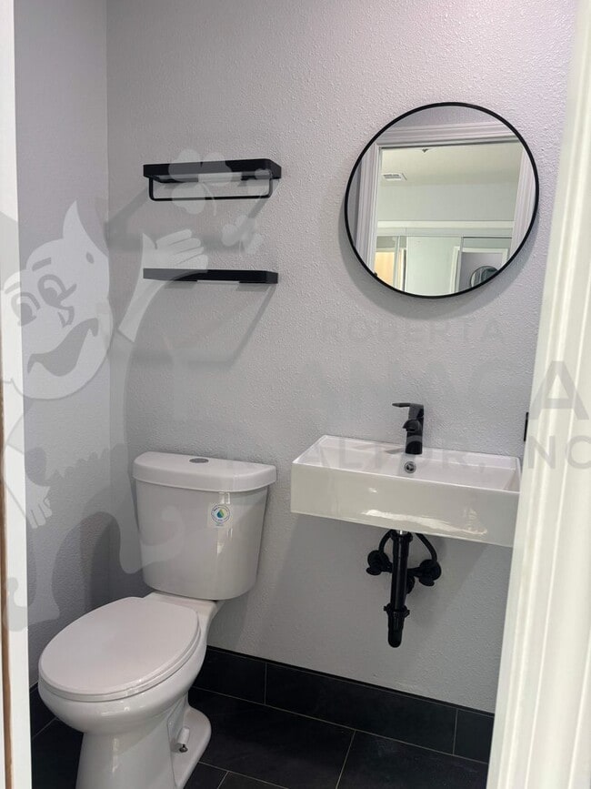 Building Photo - 3 Bedroom/ 2 Bathroom Home