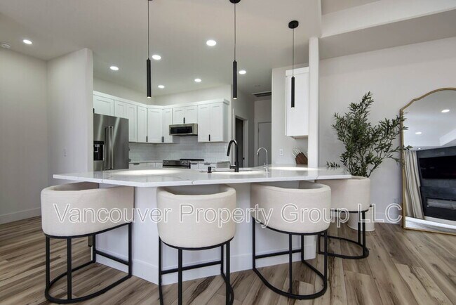 Building Photo - 5075 E Ferdinand Ct