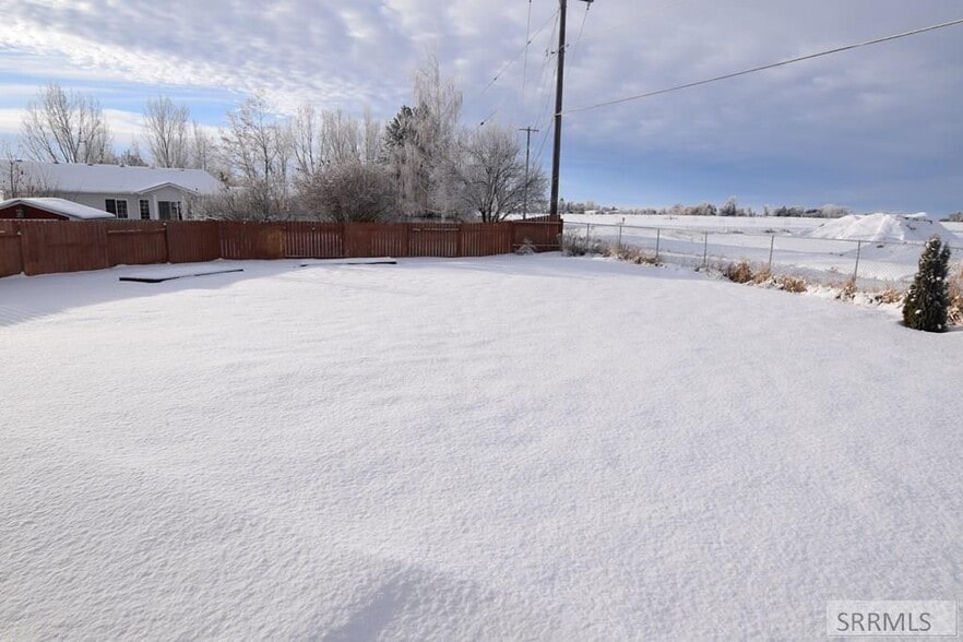 Large fenced back yard - 3081 Jackie Ct