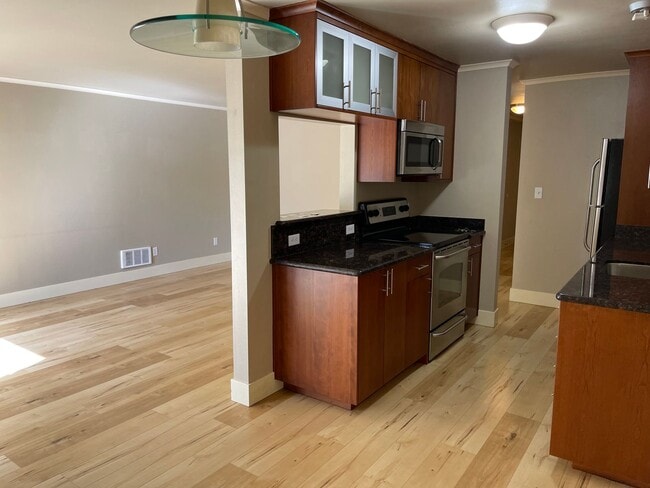Building Photo - Location, Location!! Spacious Condo on Low...
