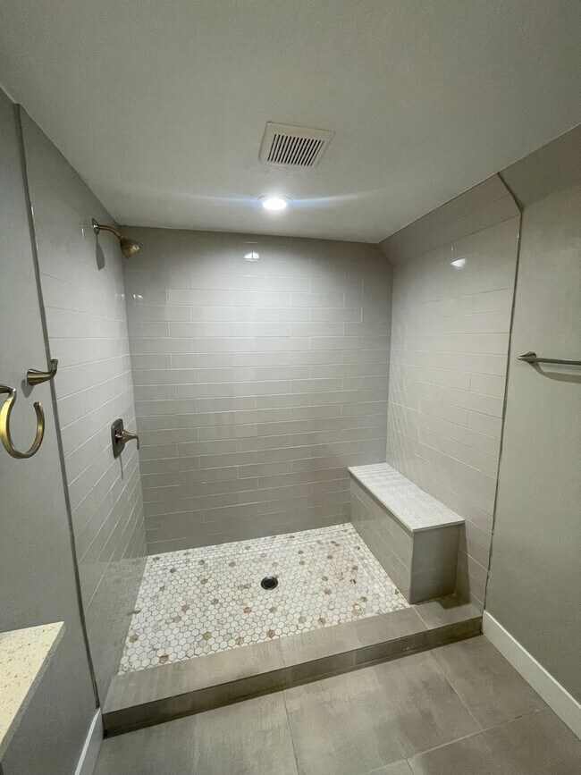 Building Photo - Spacious 5 Bedroom House in Salt Lake