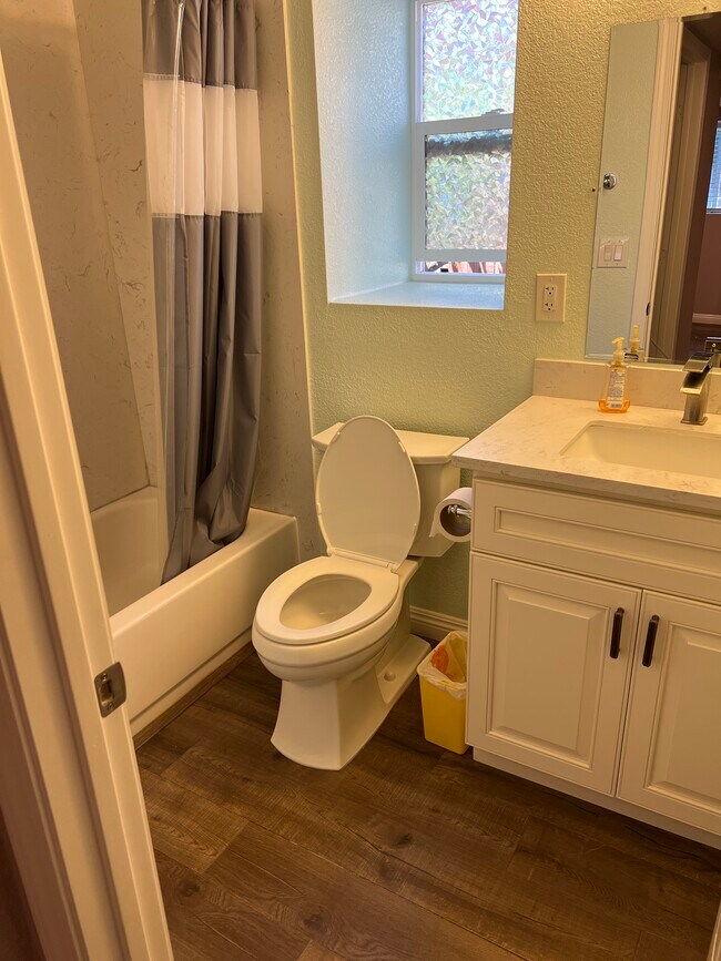 Building Photo - 4812 Daisy St