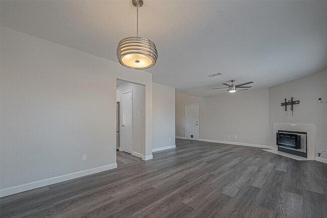 Building Photo - 2323 Pine Cone Dr