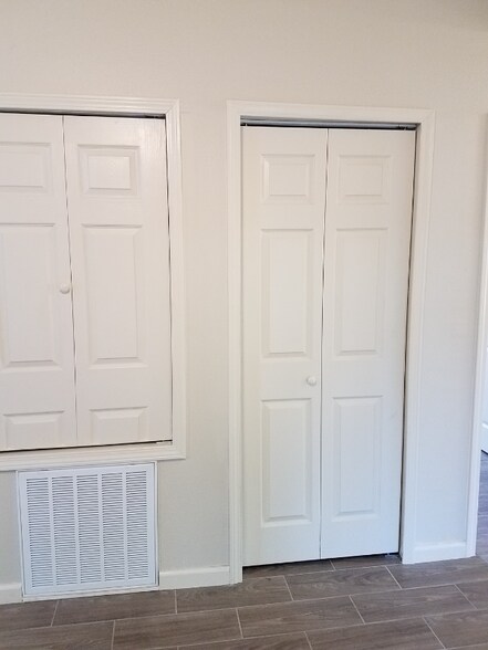 Building Photo - 5227 Vlg Gln Dr