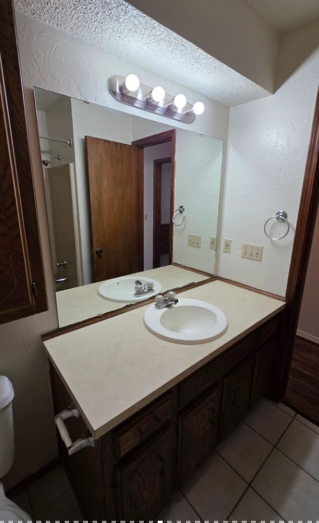 Building Photo - Mustang Schools